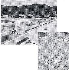 写真3-3-10　豊秋橋中央バルコニーと凧の図柄入り陶板