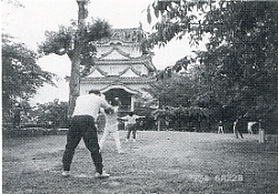 写真3-2-4　宇和島城本丸広場でラジオ体操をする人々