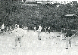 写真3-2-5　松山城本丸広場の朝の風景