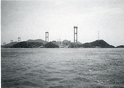 写真1-2-3　来島第三大橋の橋脚が天を突く馬島