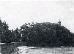 写真1-2-8　渦ノ鼻に歓請された馬島神社と灯台